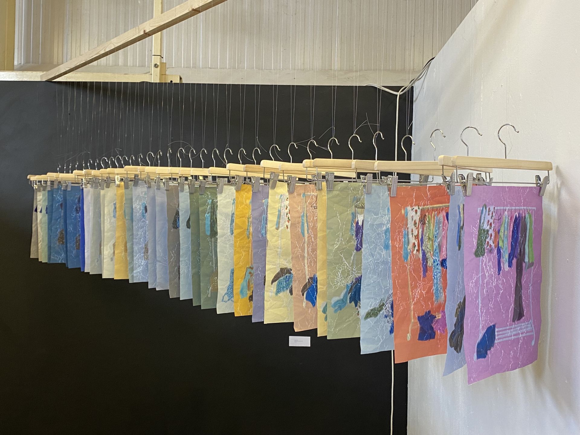 The daily changes of the clothing rack for three months have been recorded through painting.
