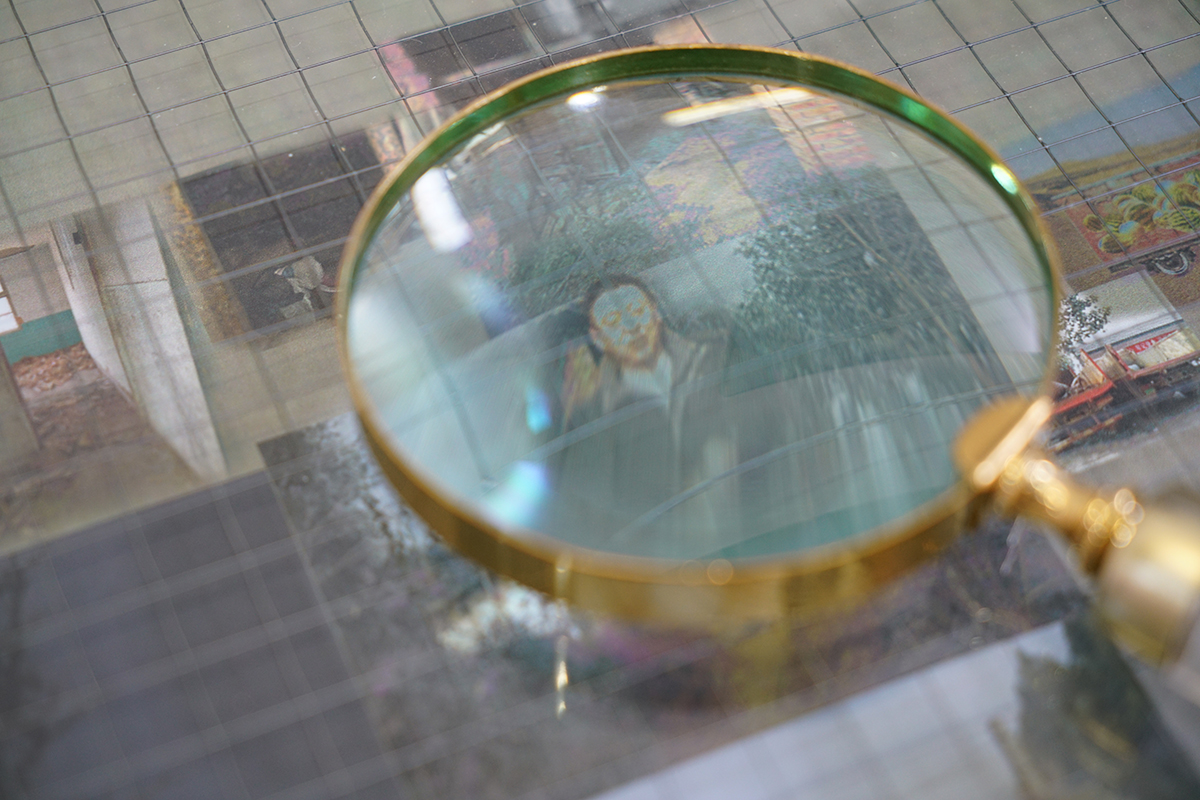 An image of a magnifying glass.