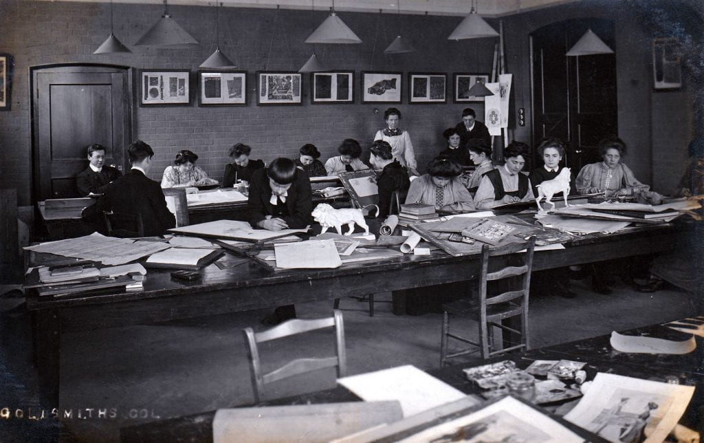 Black and white picture of Goldsmiths' College students in an art-room in 1908.